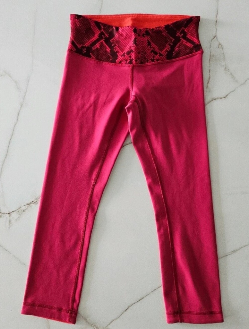 Lululemon Cranberry Alarming Reversible Wunder Under Crop Snakeskin Print Sz 4